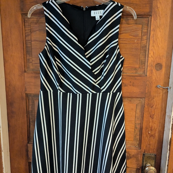 Elle Black and White Sleeveless V-Neck A-Line Dress - Picture 1 of 7